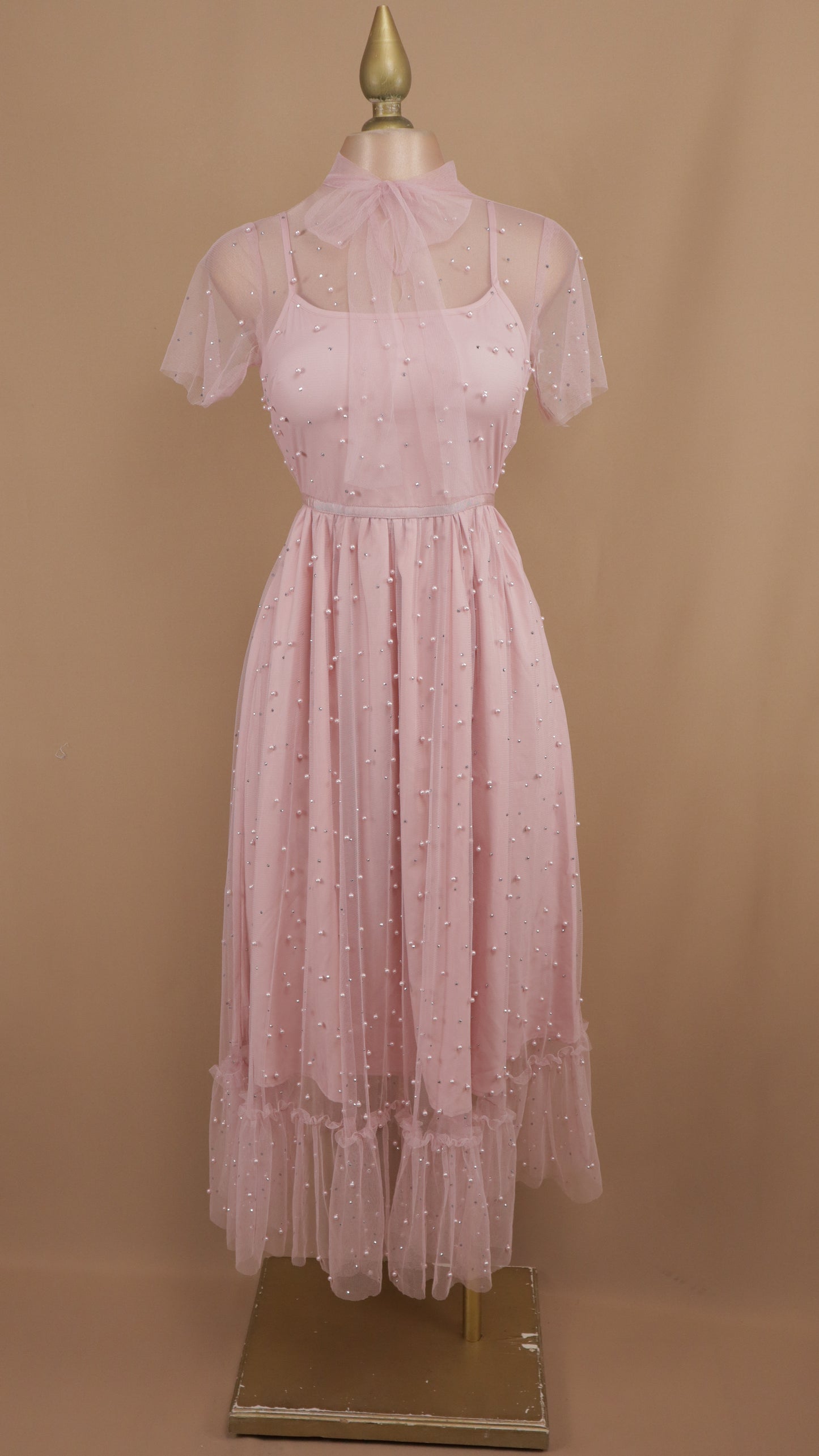 Vestido midi con perlas y manga de tul