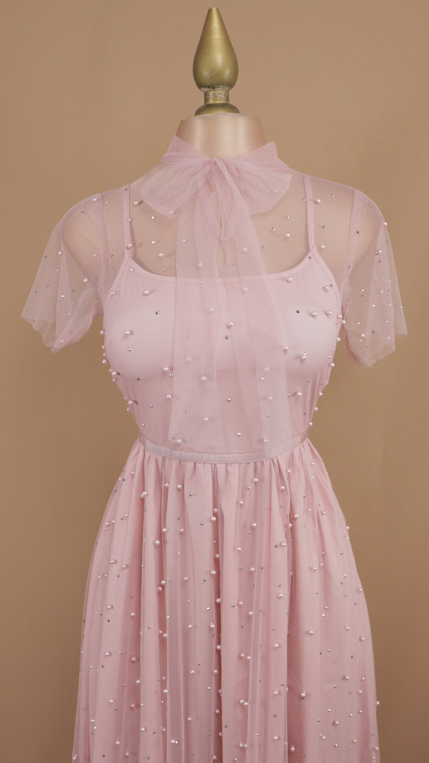 Vestido midi con perlas y manga de tul