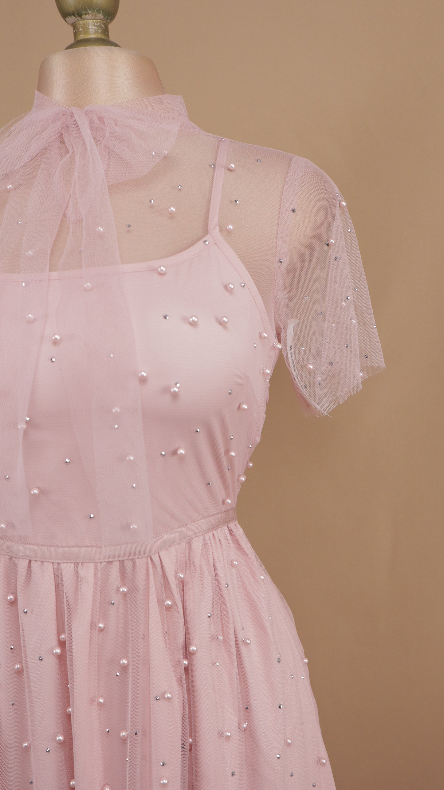 Vestido midi con perlas y manga de tul