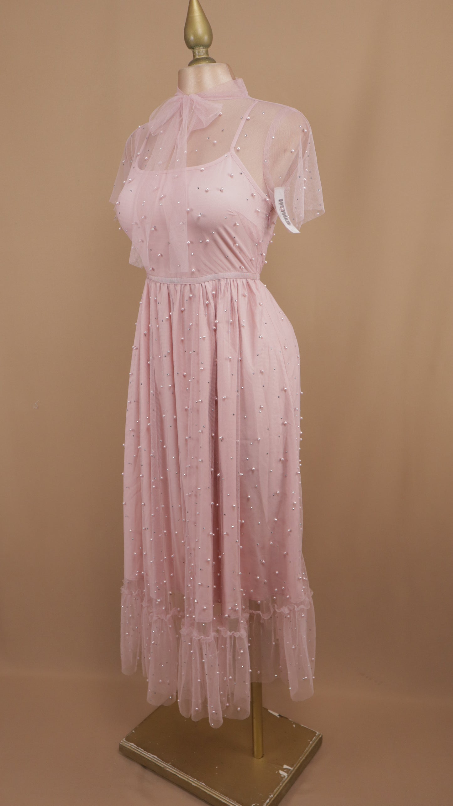 Vestido midi con perlas y manga de tul