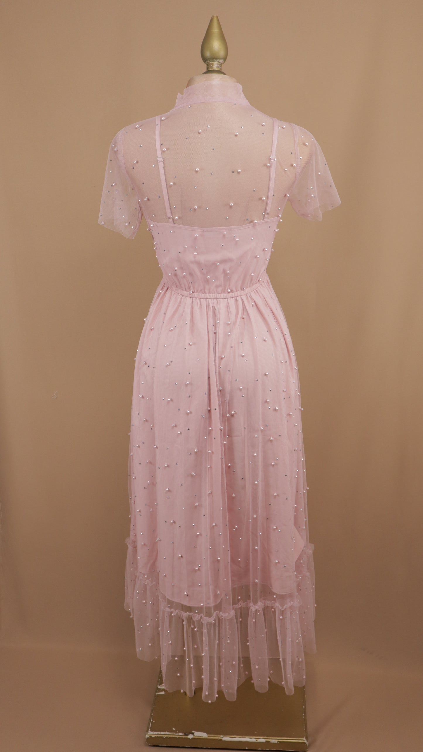 Vestido midi con perlas y manga de tul