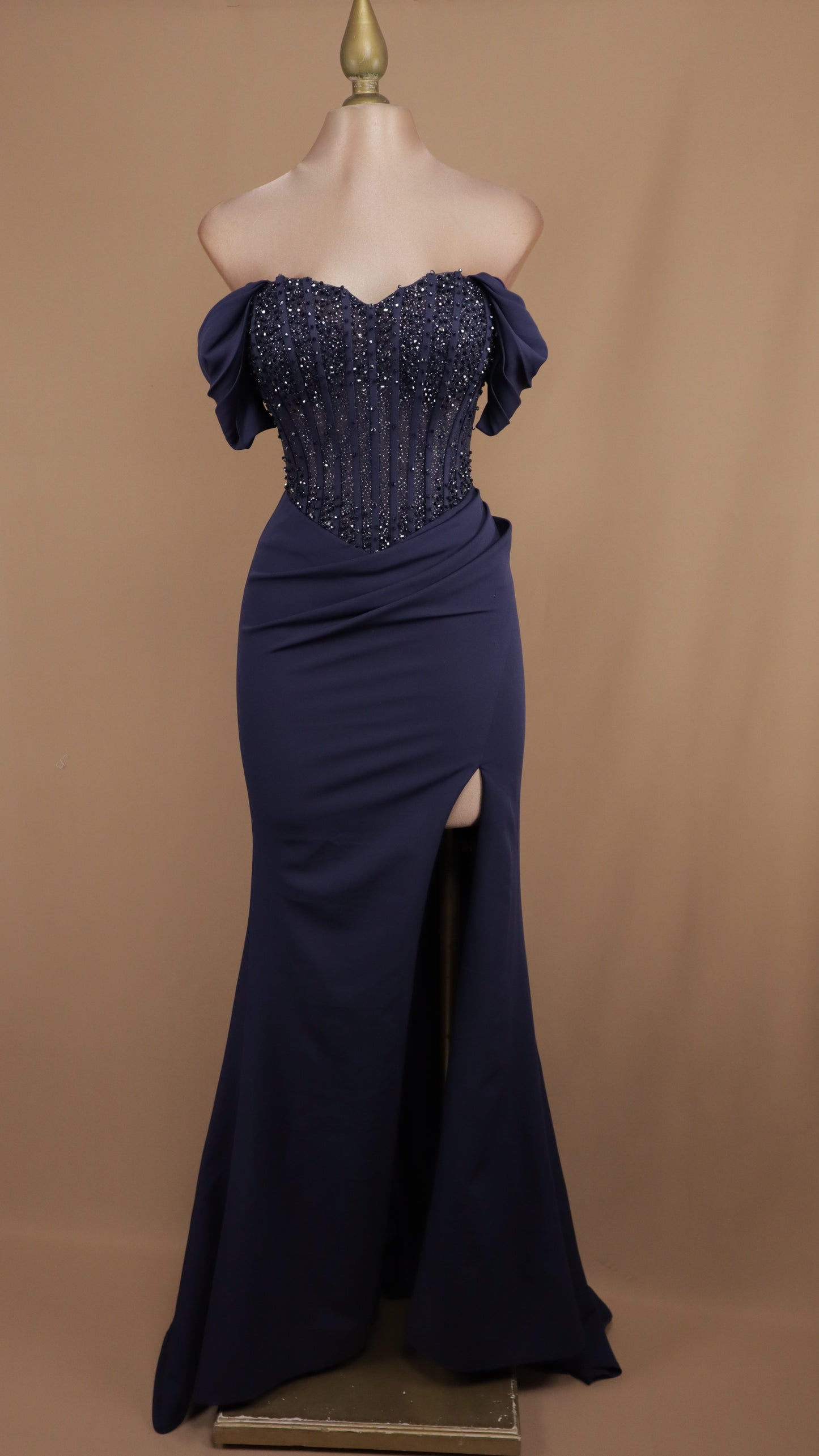 Vestido largo al hombro con aplicación y corte sirena (Copia)