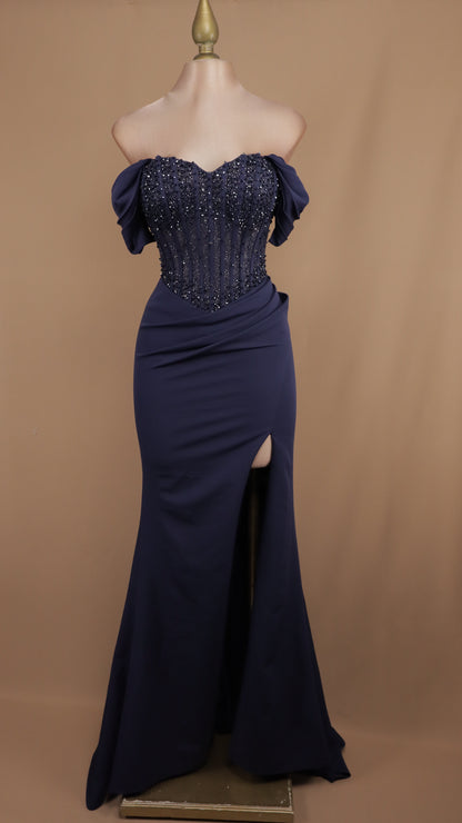 Vestido largo al hombro con aplicación y corte sirena (Copia)