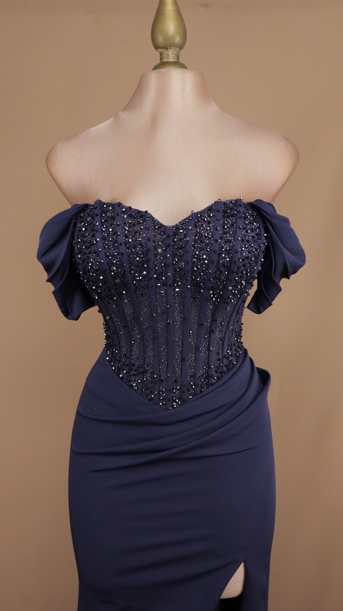 Vestido largo al hombro con aplicación y corte sirena (Copia)