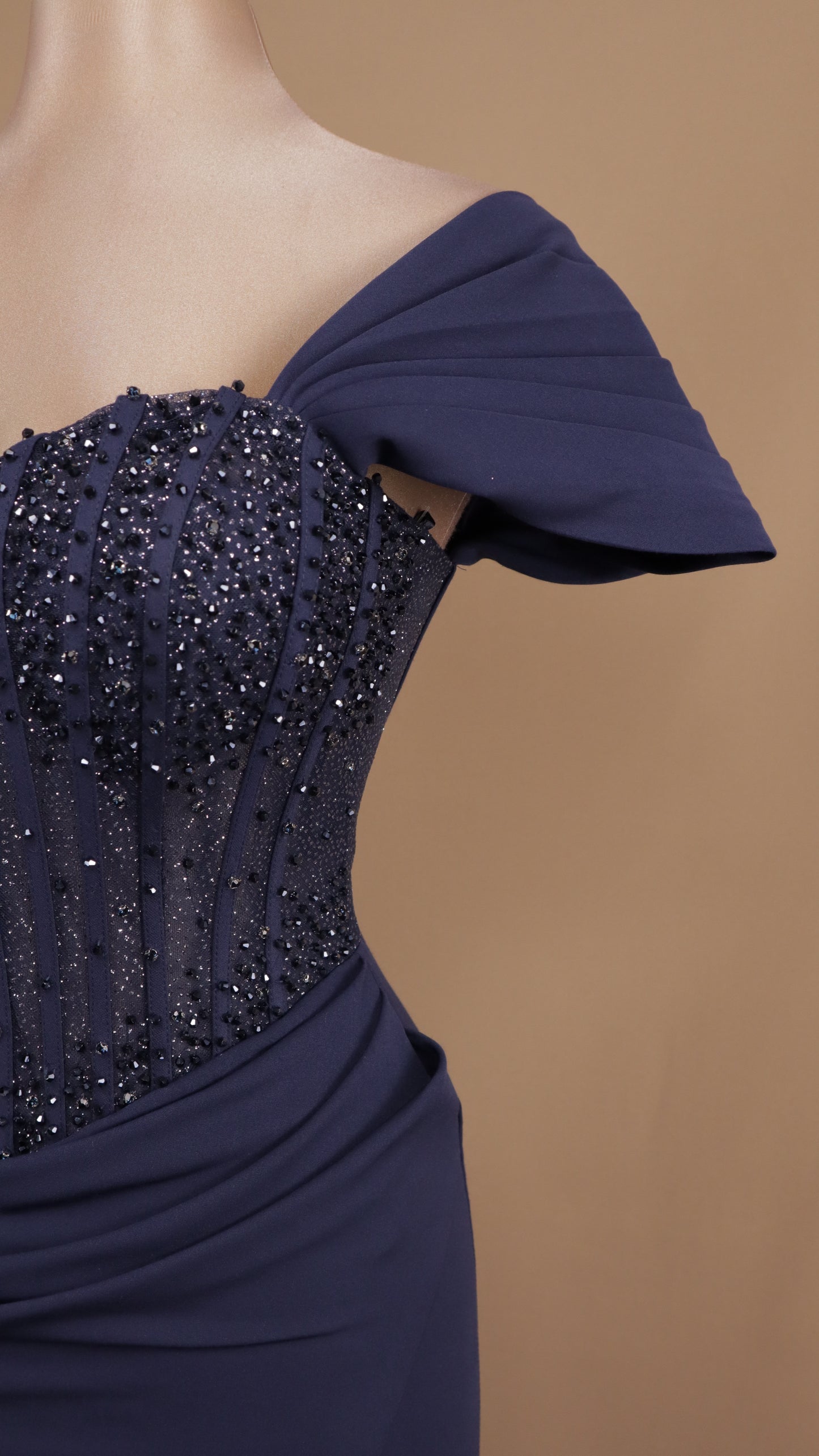 Vestido largo al hombro con aplicación y corte sirena (Copia)