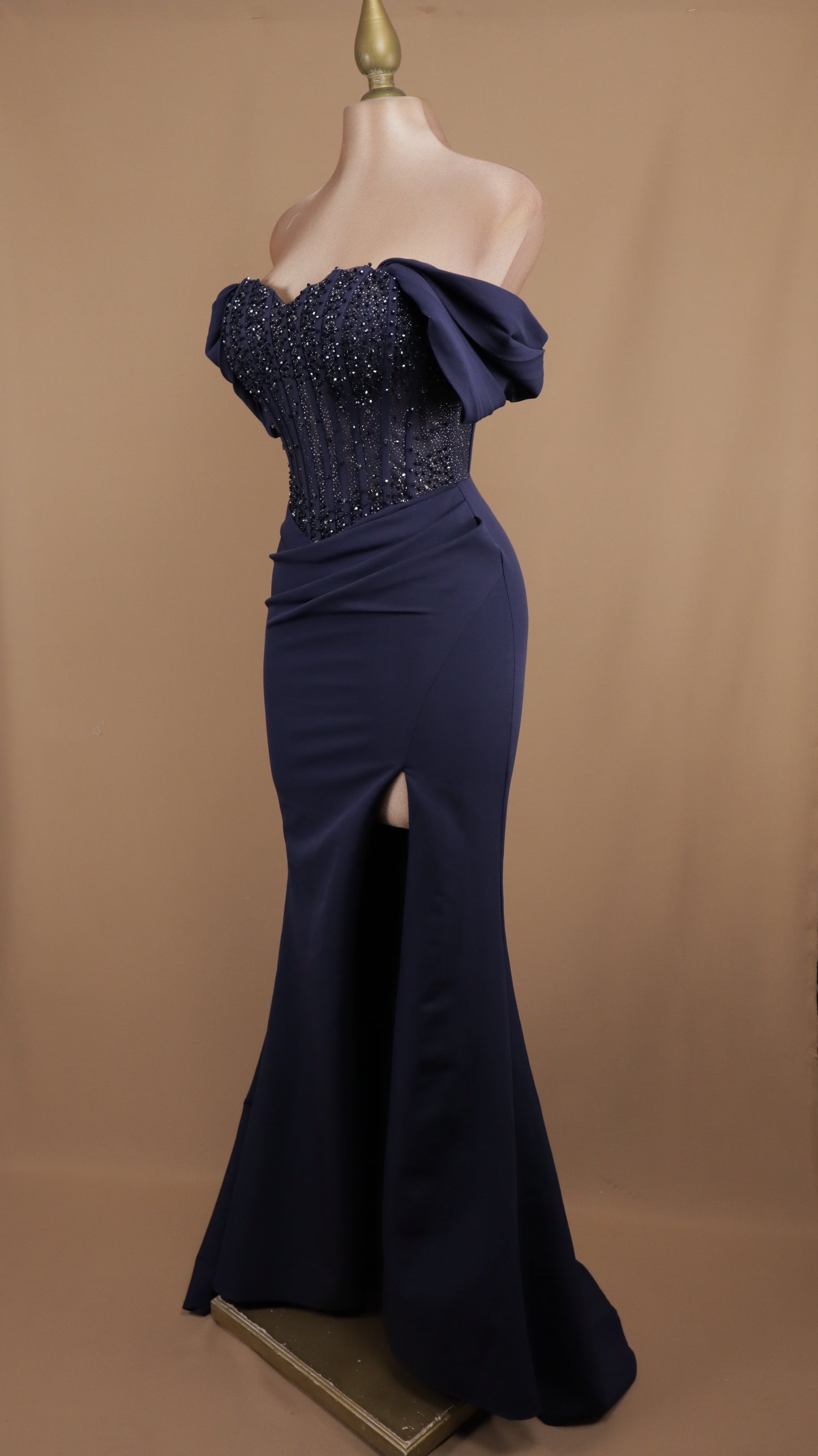 Vestido largo al hombro con aplicación y corte sirena (Copia)