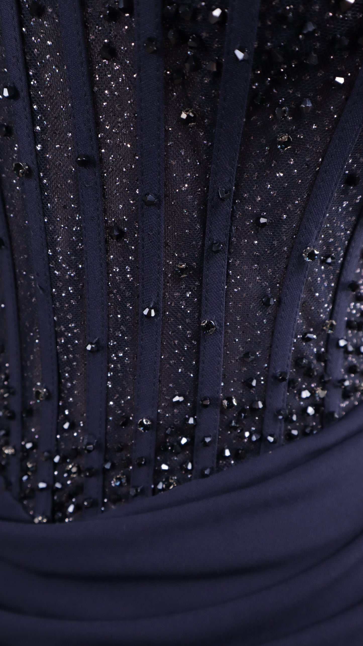 Vestido largo al hombro con aplicación y corte sirena (Copia)