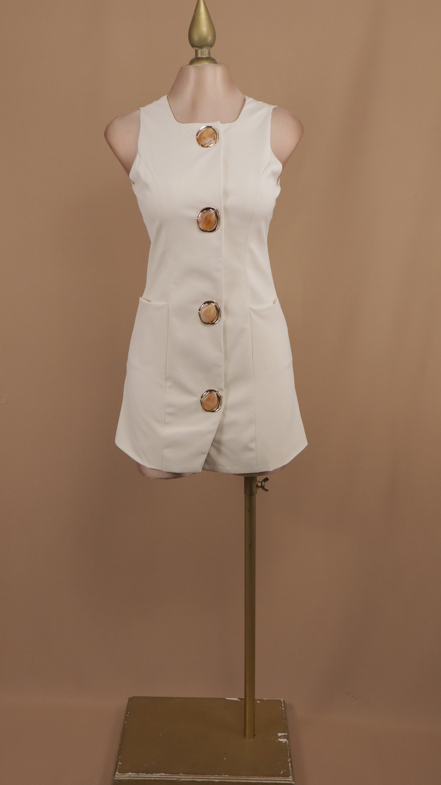 Vestido corto con botón grande