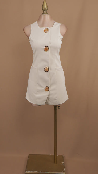 Vestido corto con botón grande