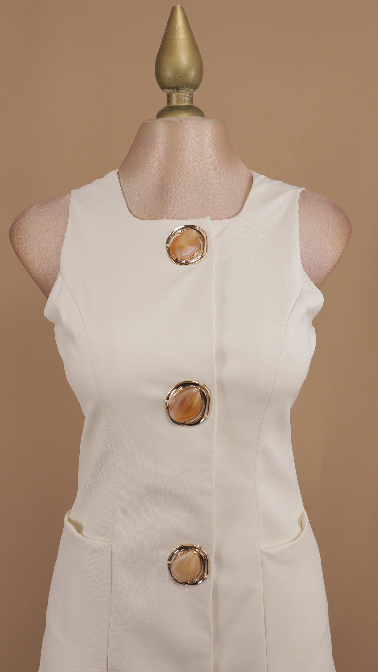 Vestido corto con botón grande