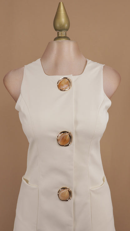 Vestido corto con botón grande