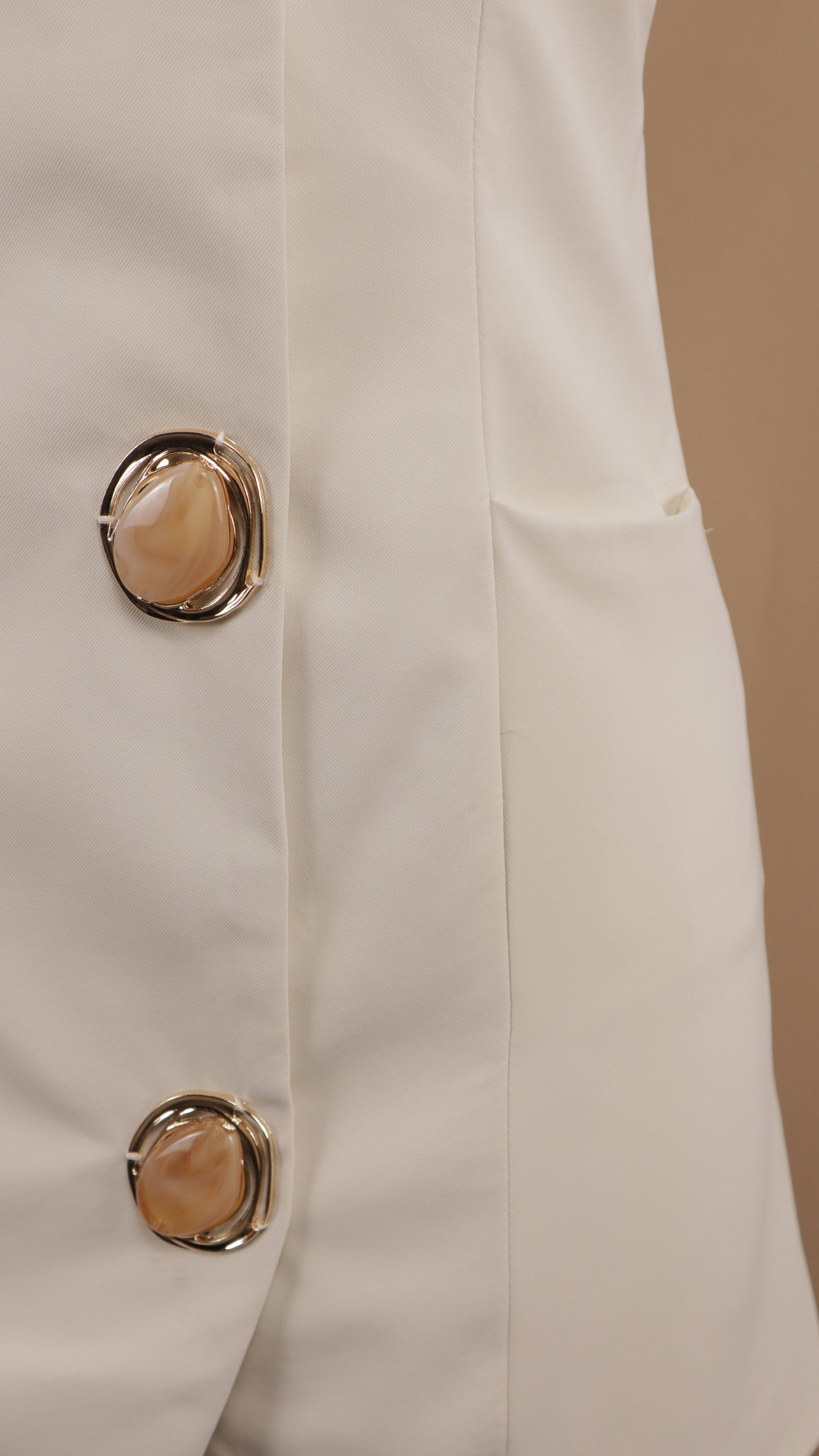 Vestido corto con botón grande