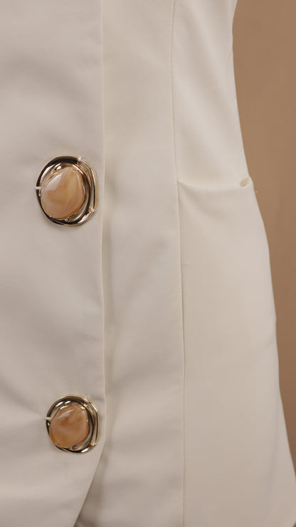 Vestido corto con botón grande