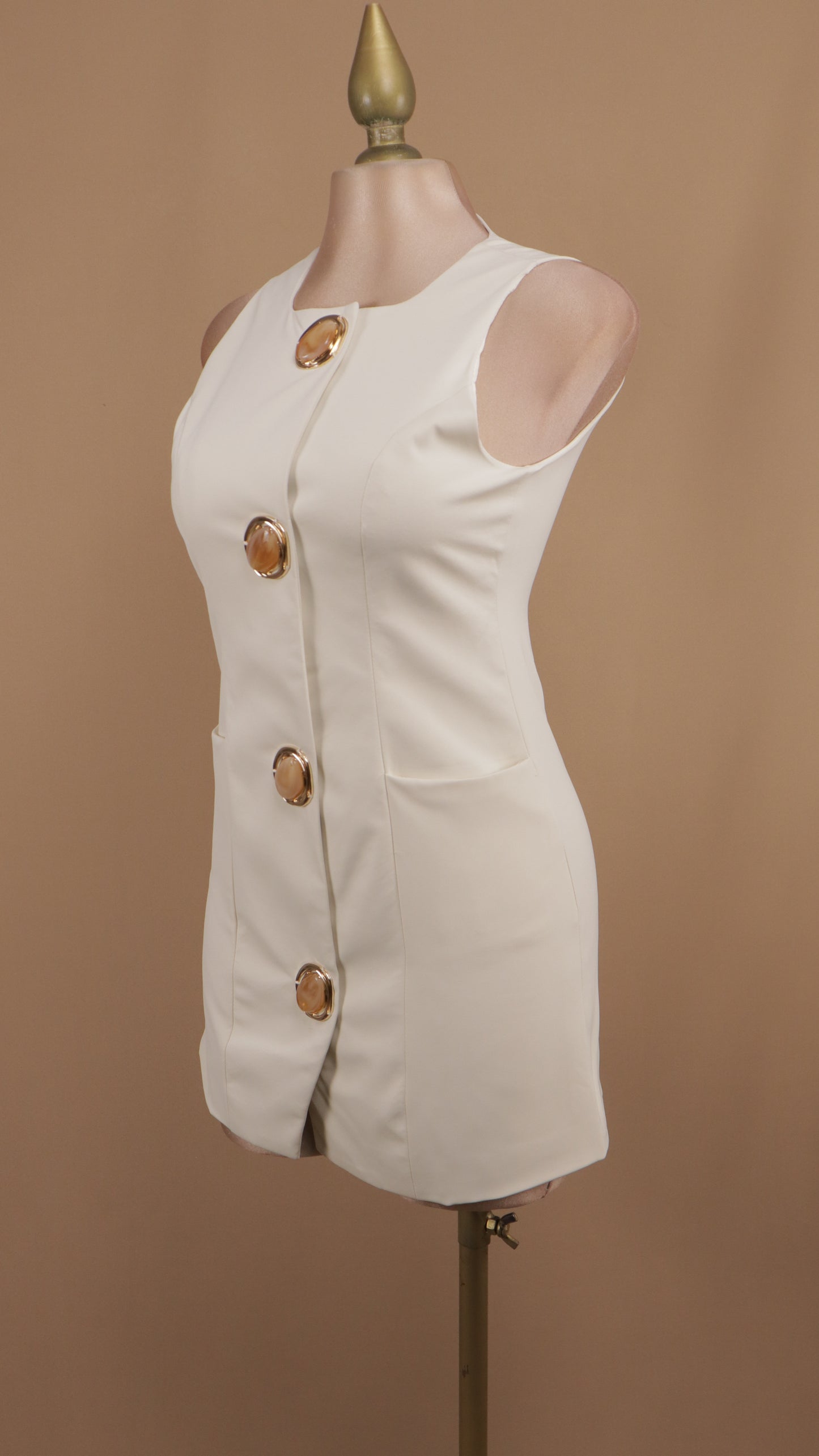 Vestido corto con botón grande