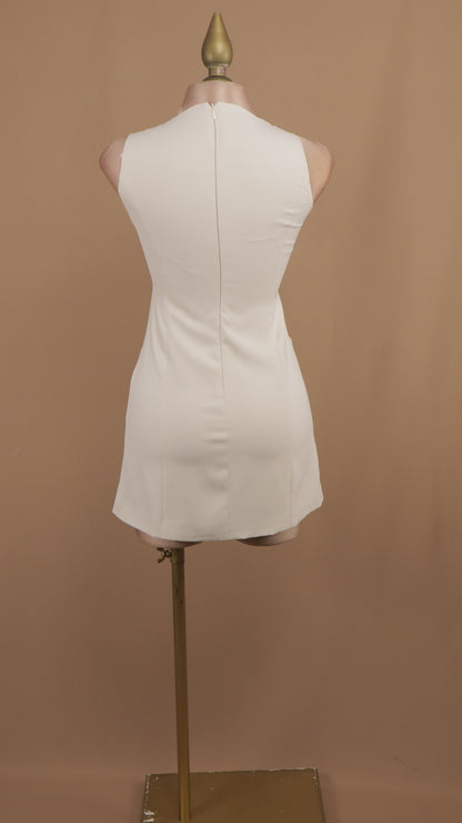 Vestido corto con botón grande