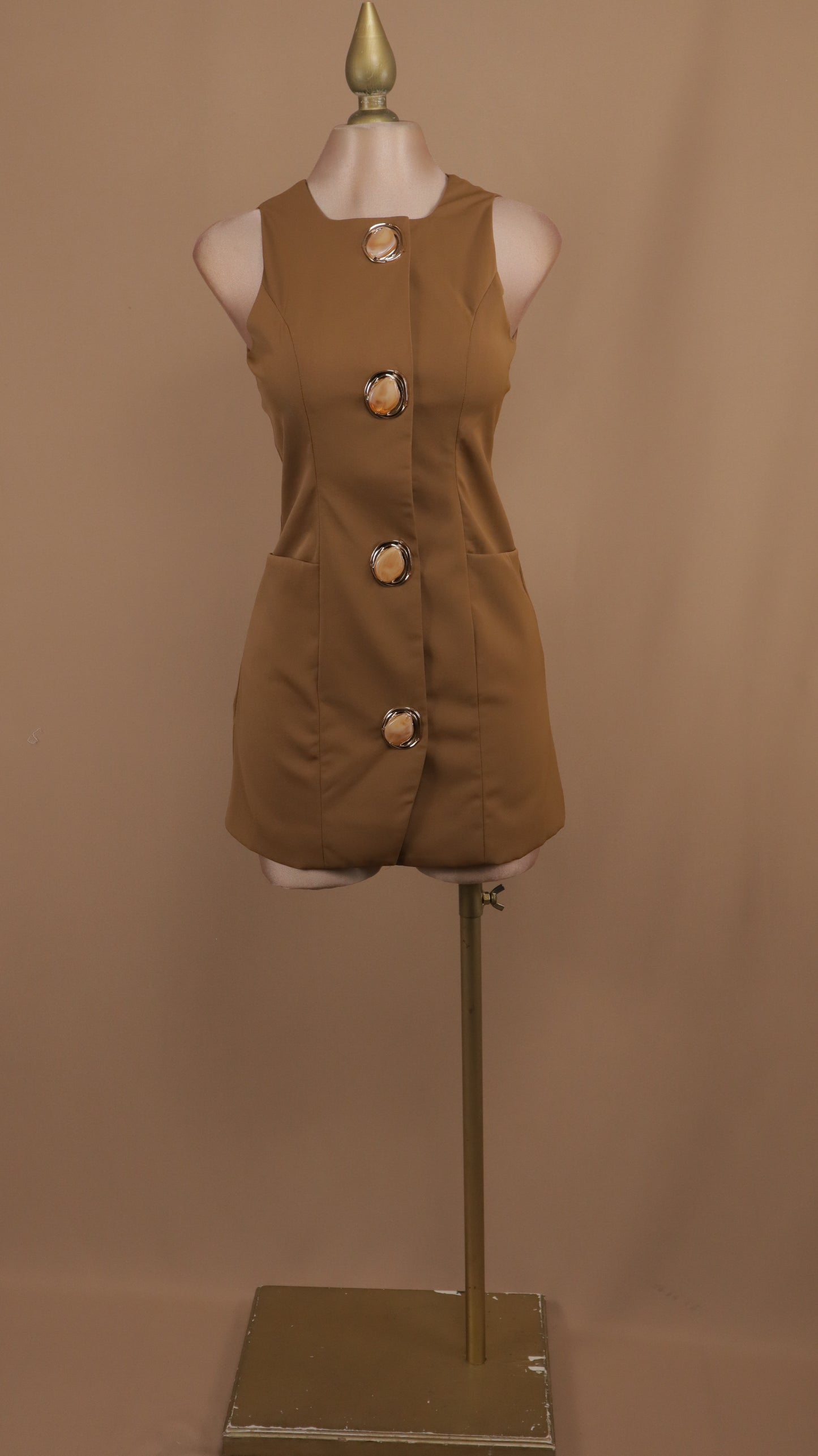 Vestido corto con botón grande