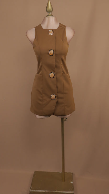 Vestido corto con botón grande
