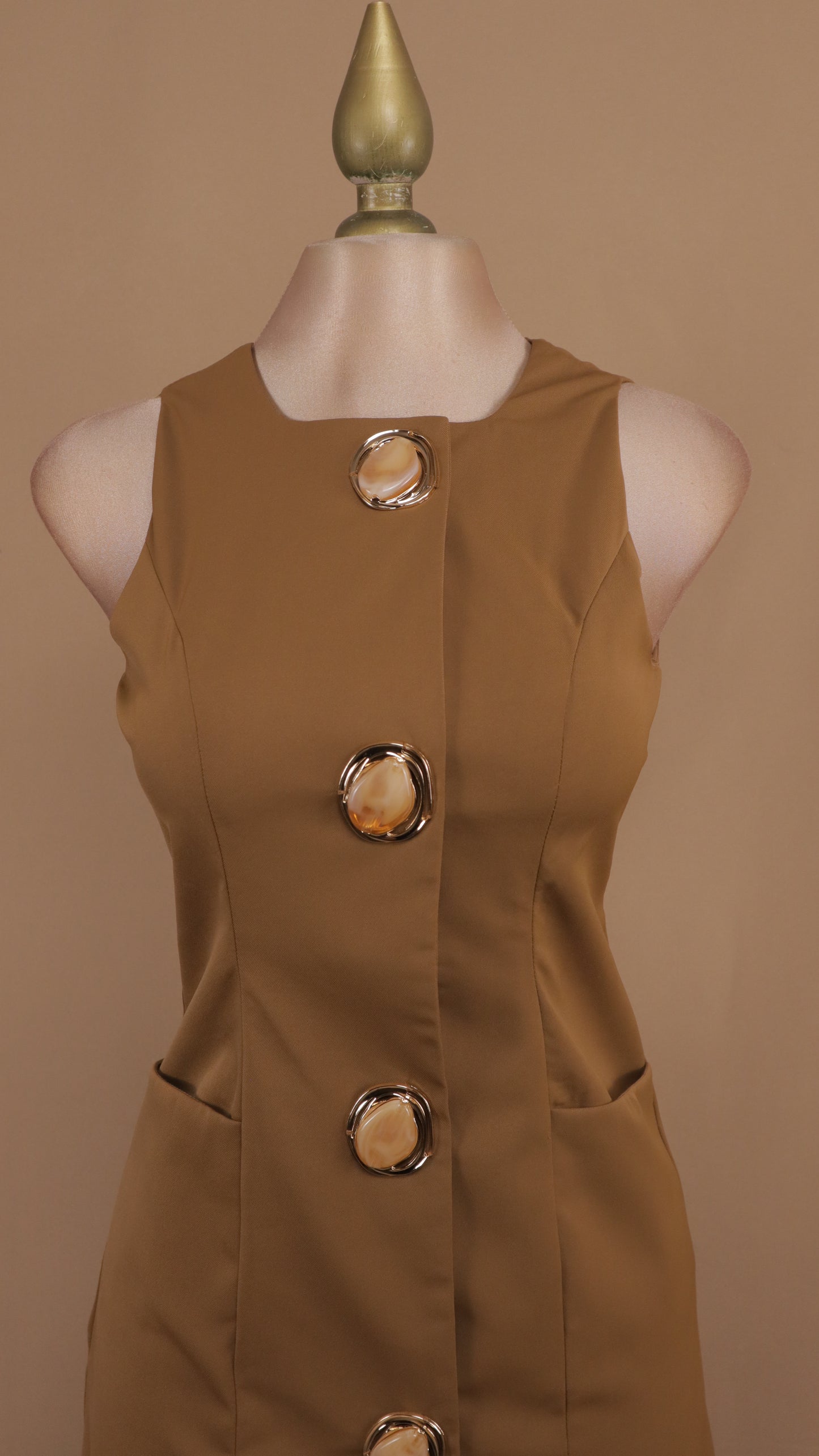 Vestido corto con botón grande