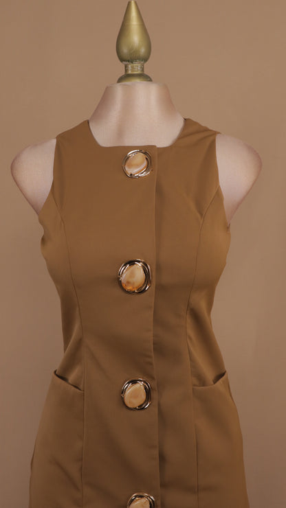Vestido corto con botón grande