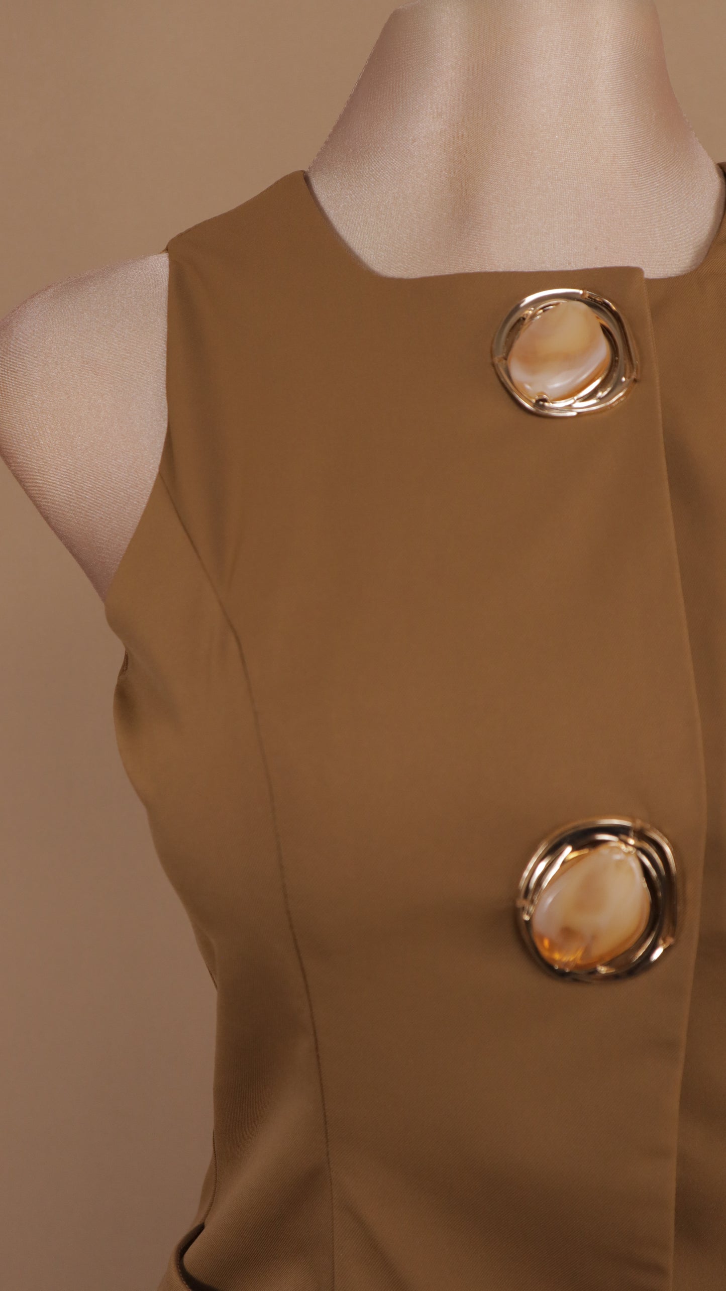 Vestido corto con botón grande