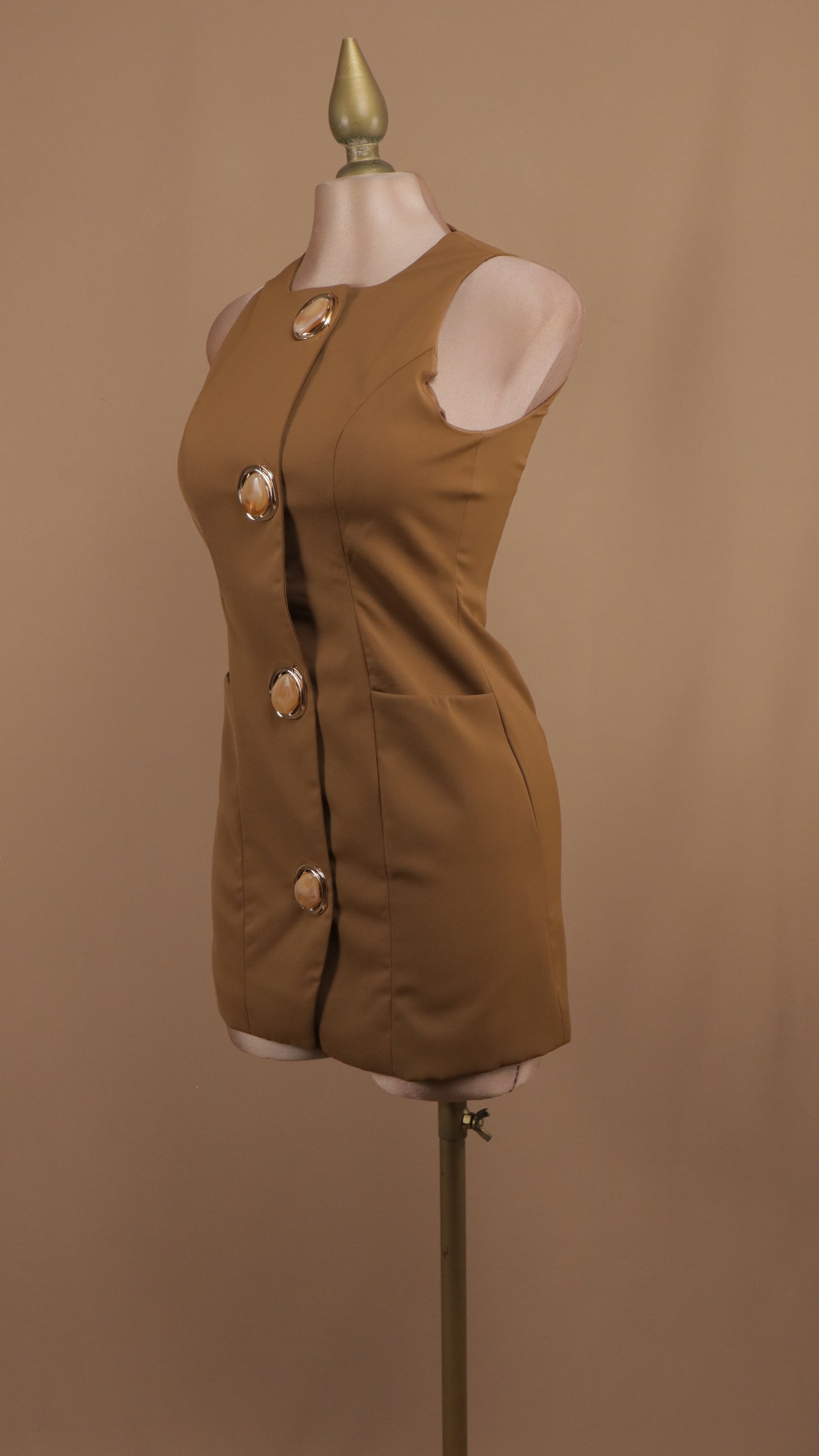 Vestido corto con botón grande