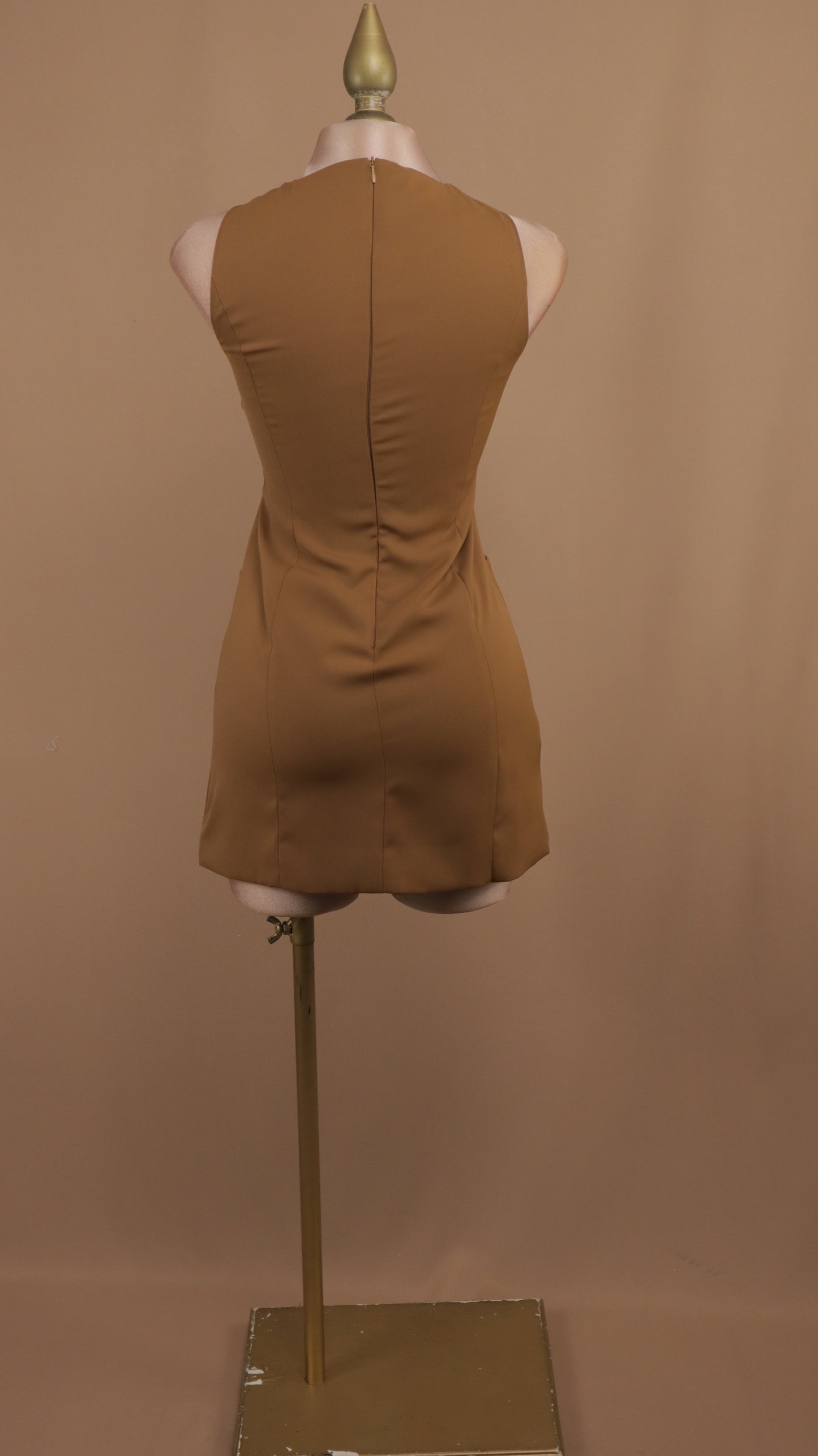 Vestido corto con botón grande