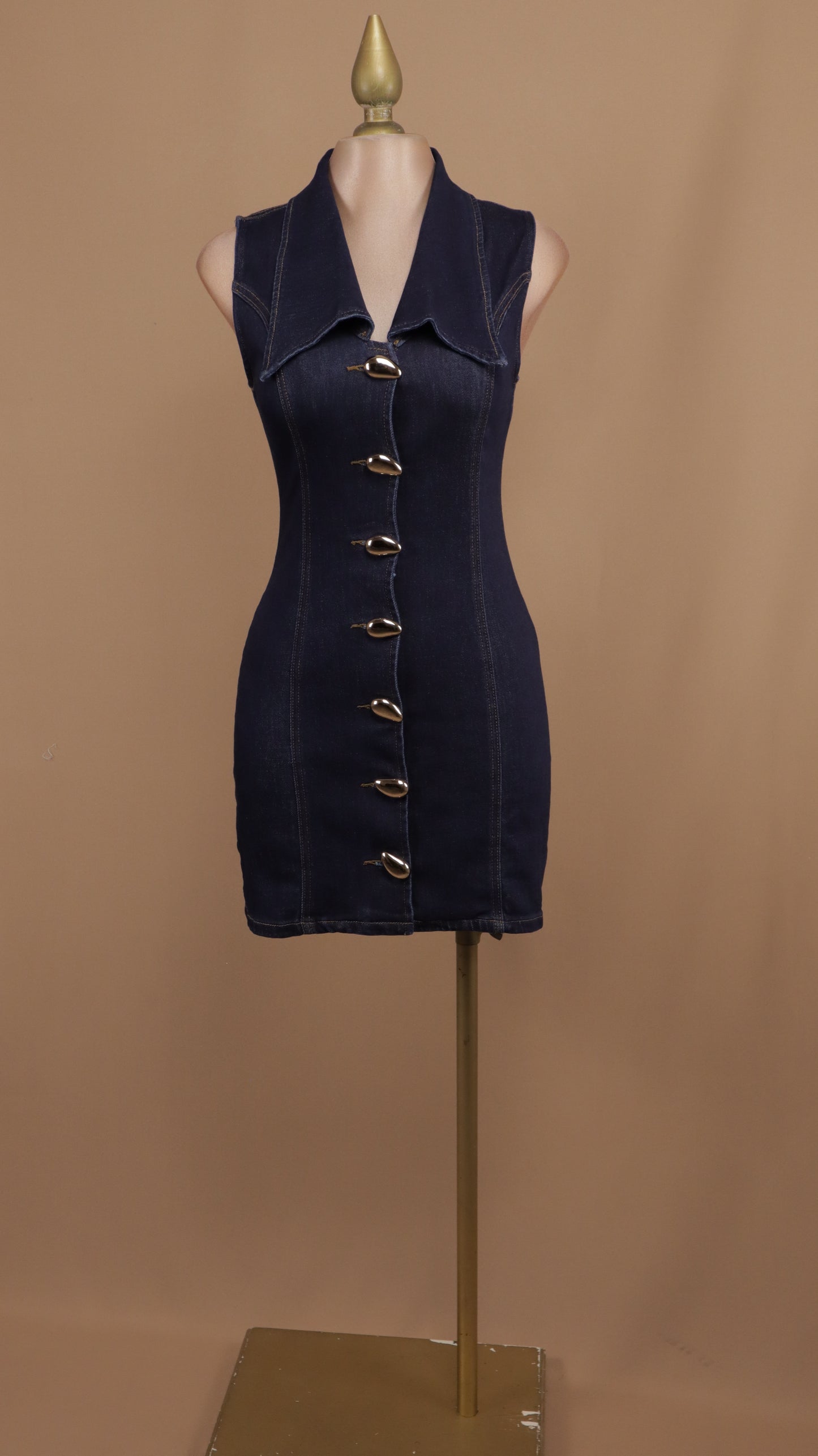 Vestido corto de mezclilla con botón dorado