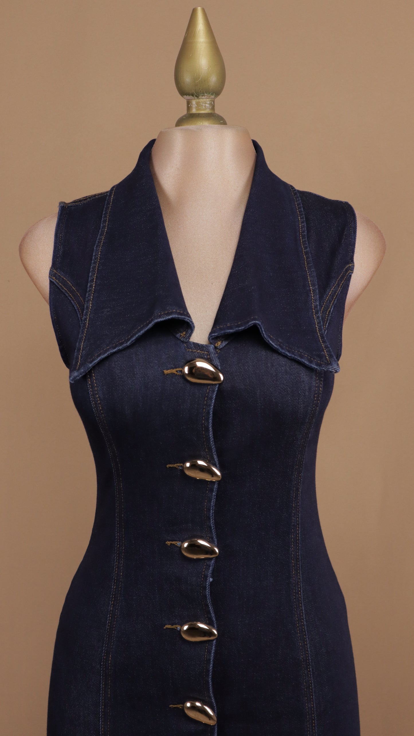 Vestido corto de mezclilla con botón dorado