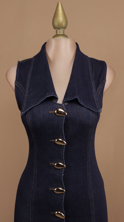 Vestido corto de mezclilla con botón dorado