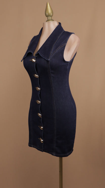 Vestido corto de mezclilla con botón dorado