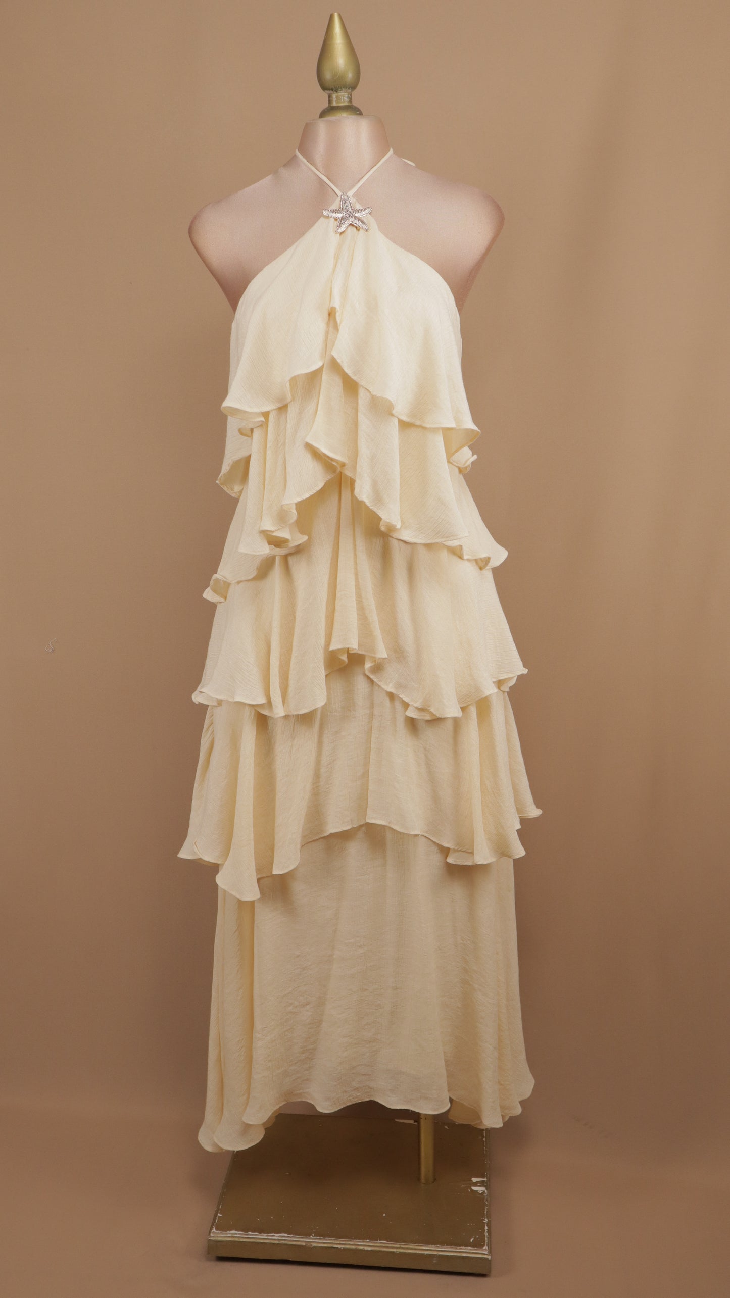 Vestido largo con olanes y cuello halter