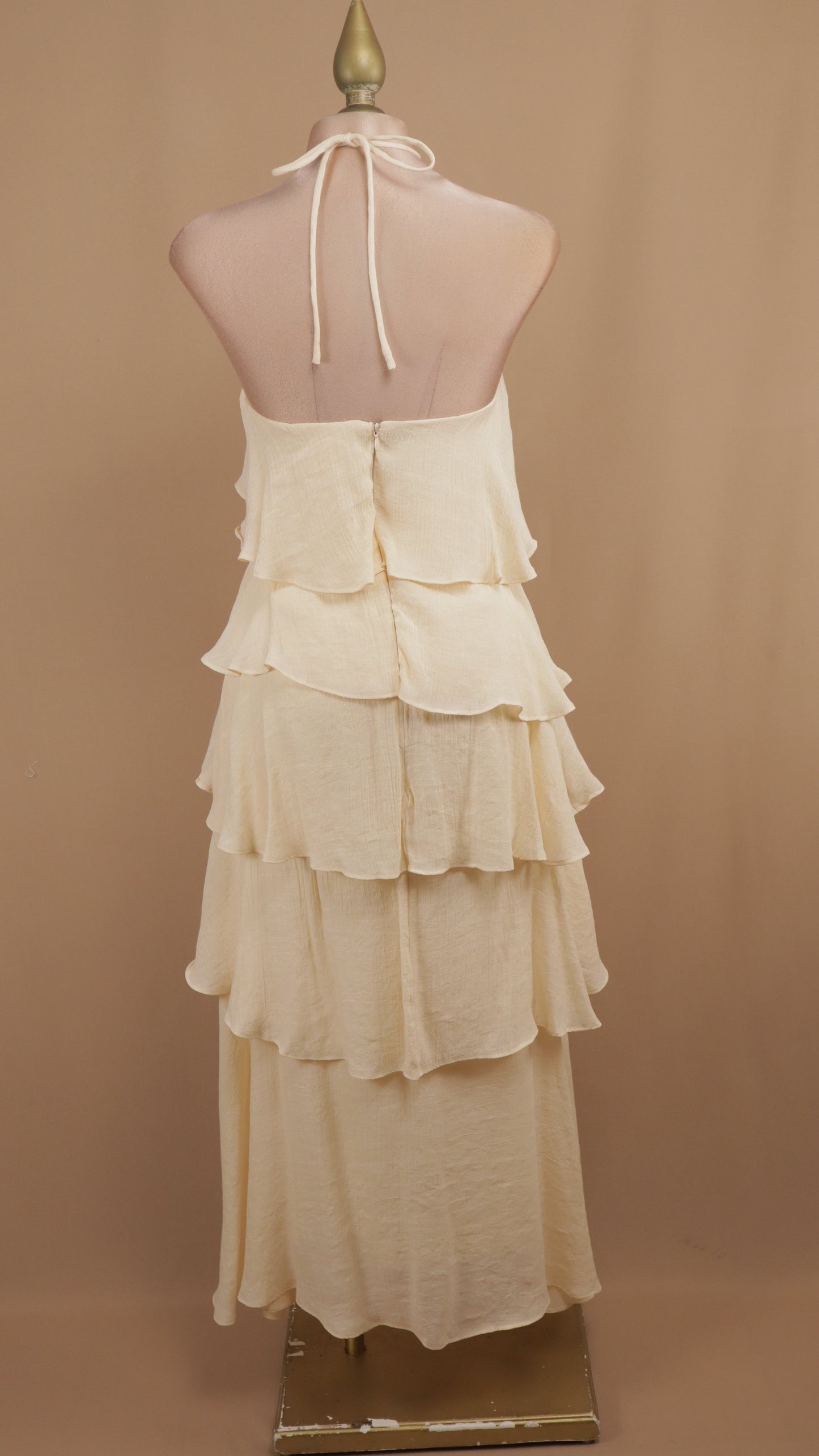 Vestido largo con olanes y cuello halter