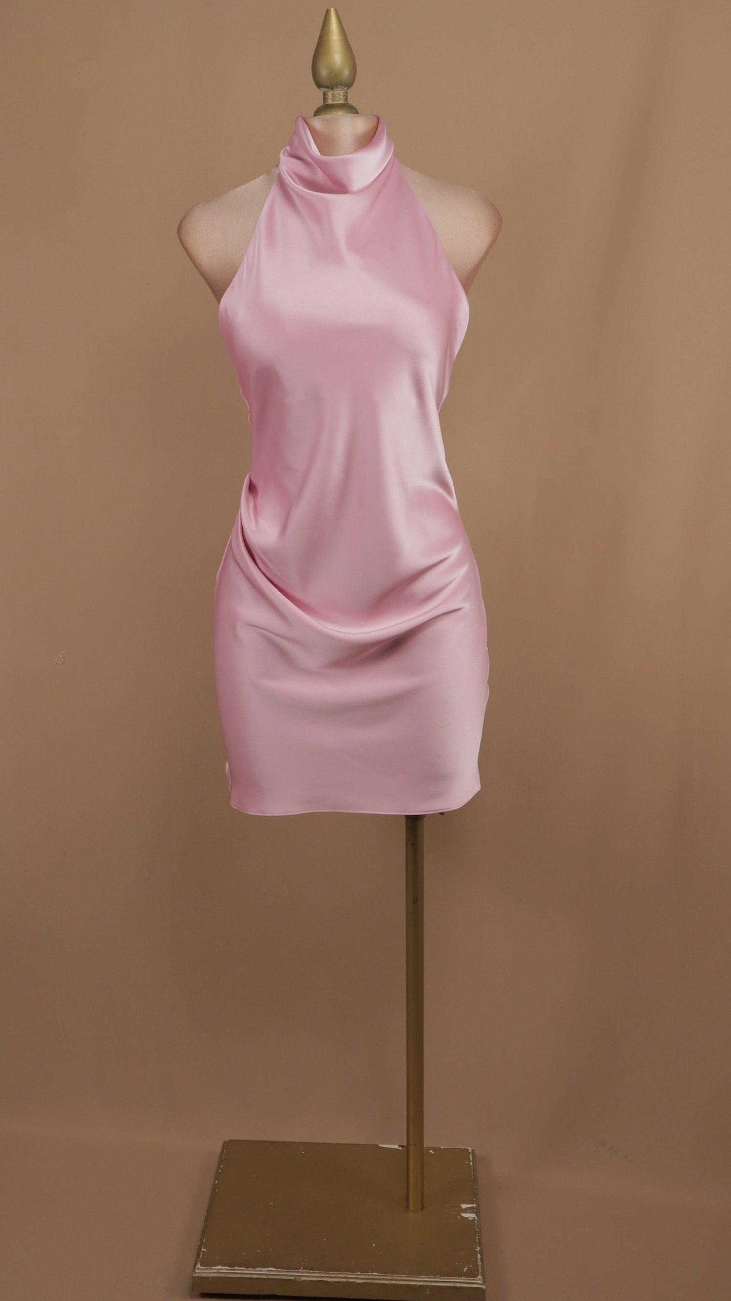 Vestido corto cuello halter satinado