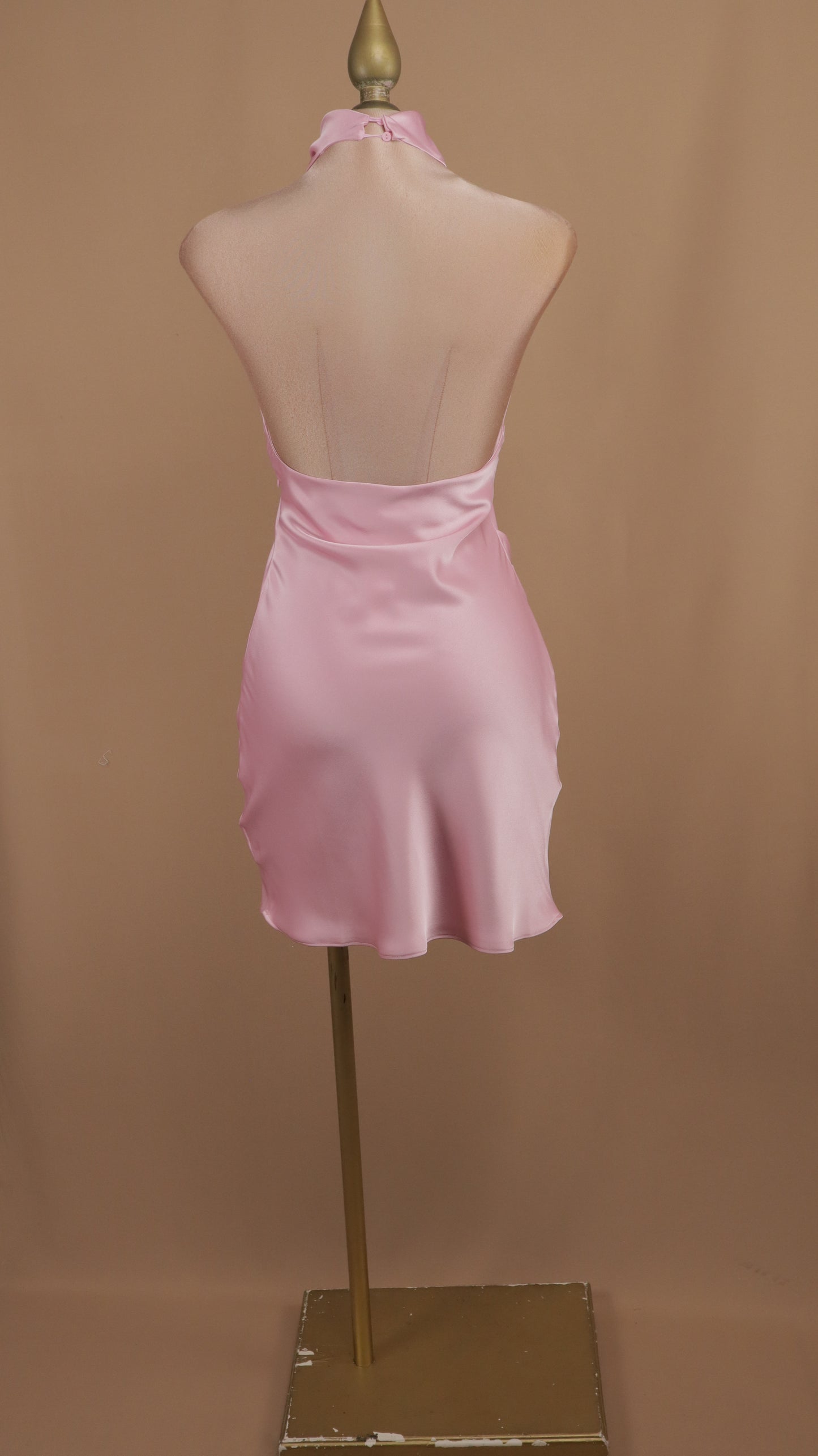 Vestido corto cuello halter satinado