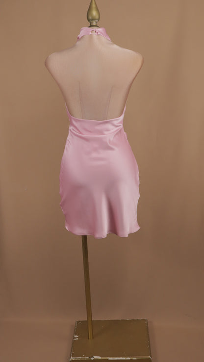 Vestido corto cuello halter satinado