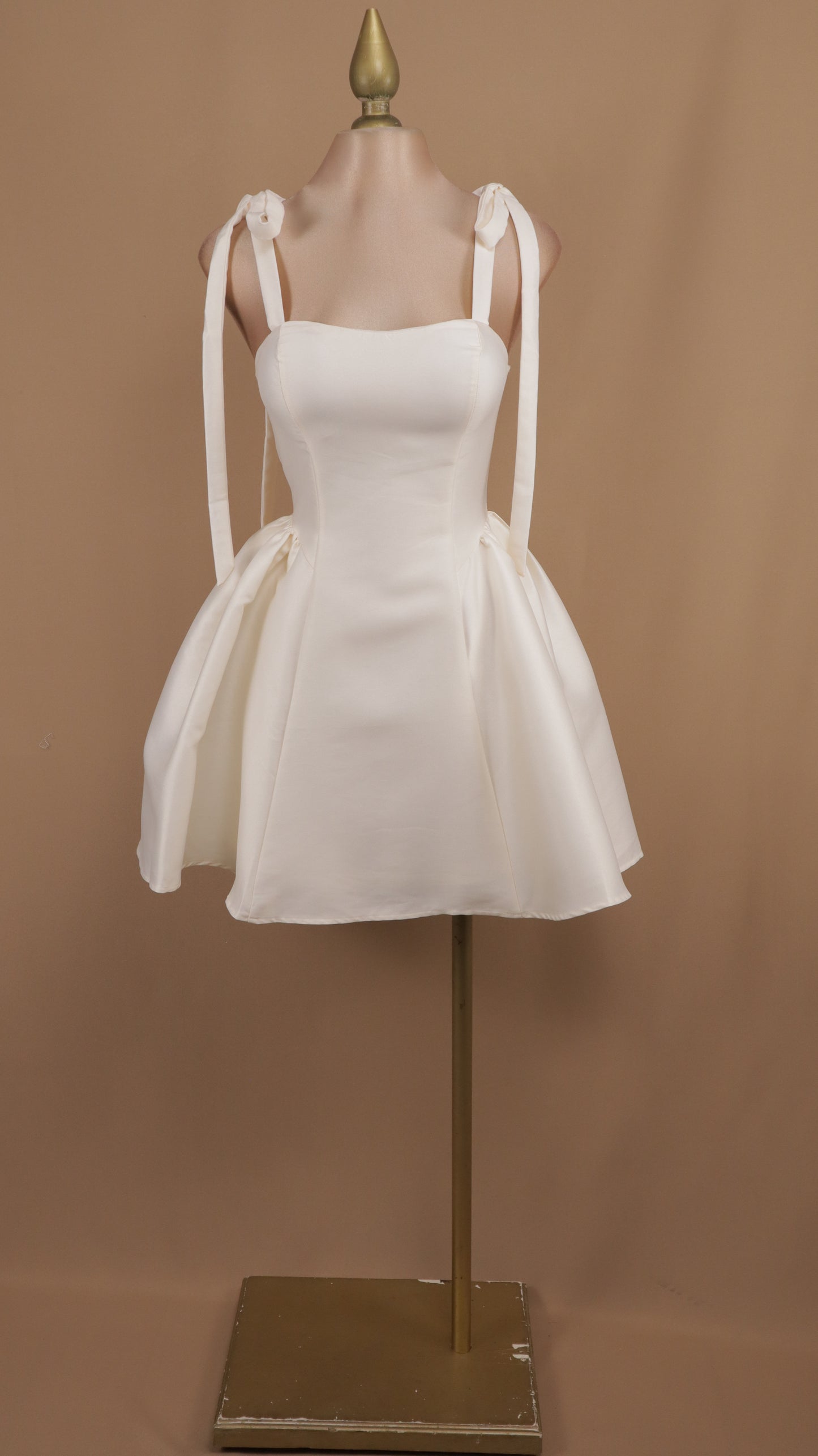 Vestido corto en línea A con tirante de moño