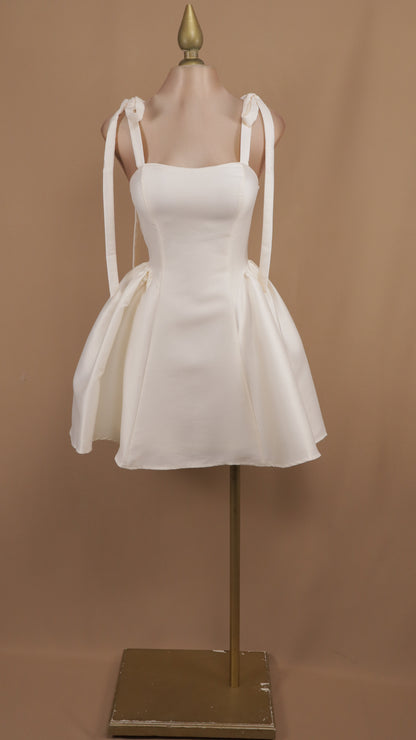 Vestido corto en línea A con tirante de moño