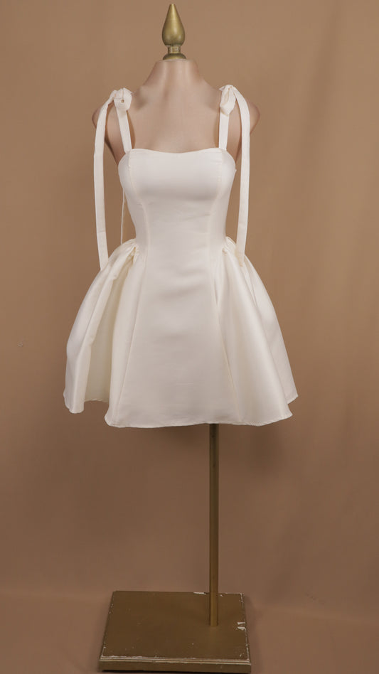 Vestido corto en línea A con tirante de moño