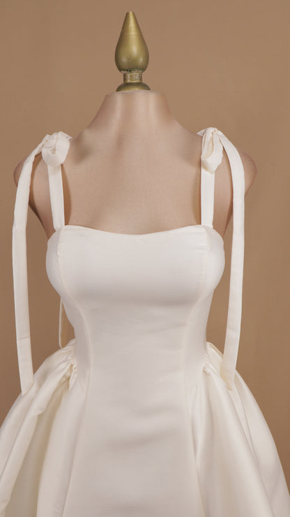 Vestido corto en línea A con tirante de moño