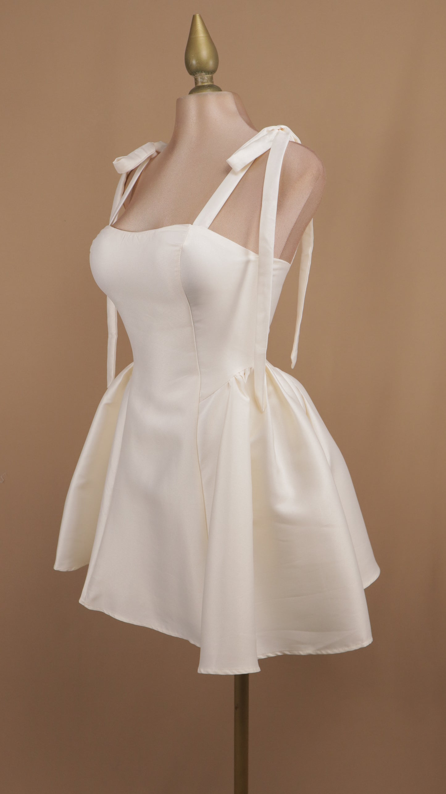 Vestido corto en línea A con tirante de moño