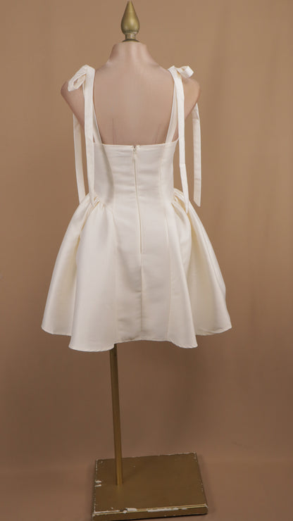Vestido corto en línea A con tirante de moño