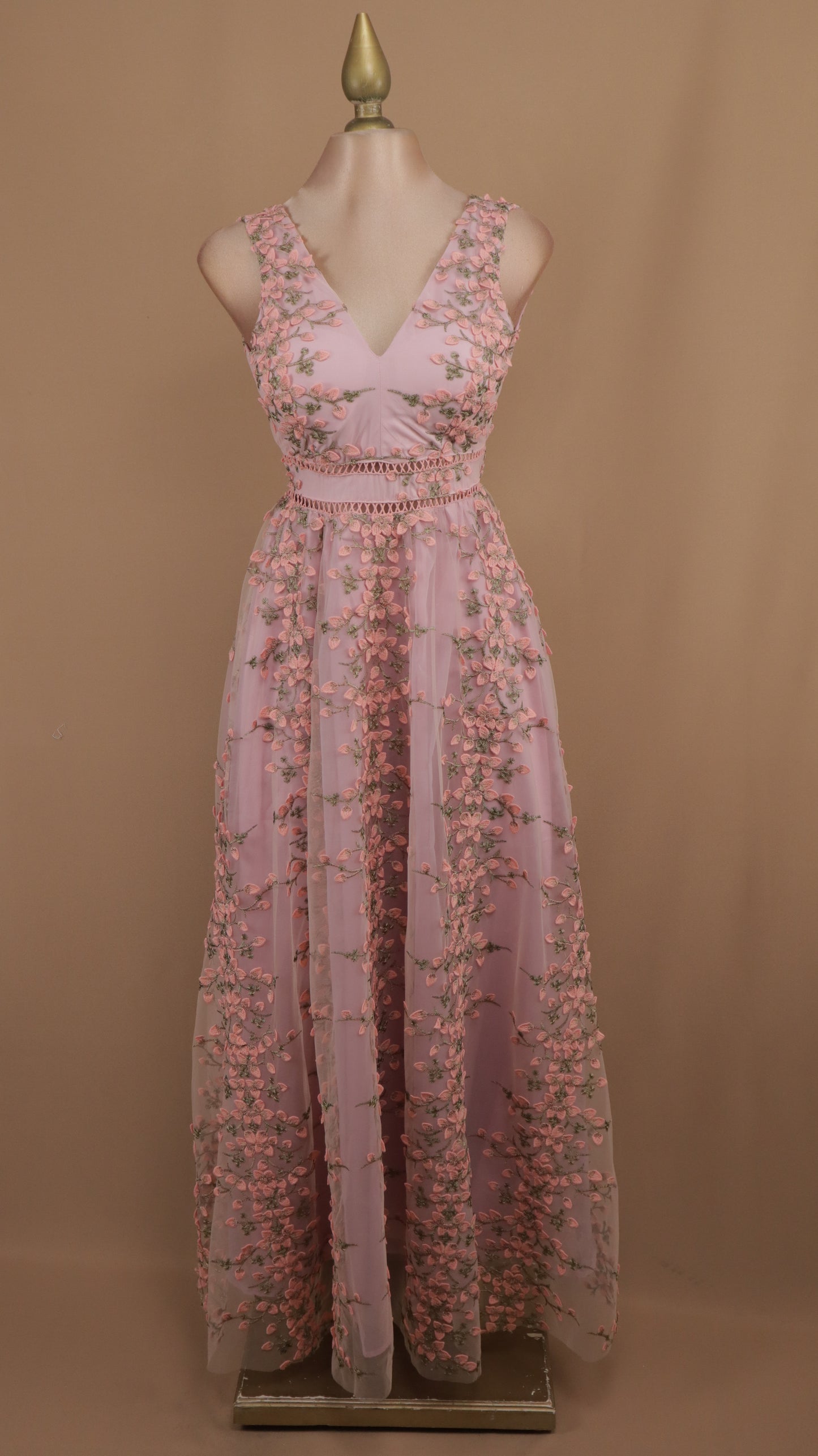 Vestido maxi con bordado y escote en V