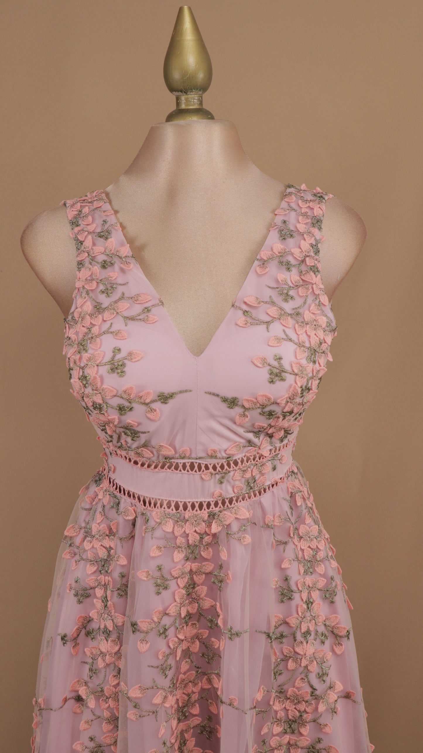 Vestido maxi con bordado y escote en V