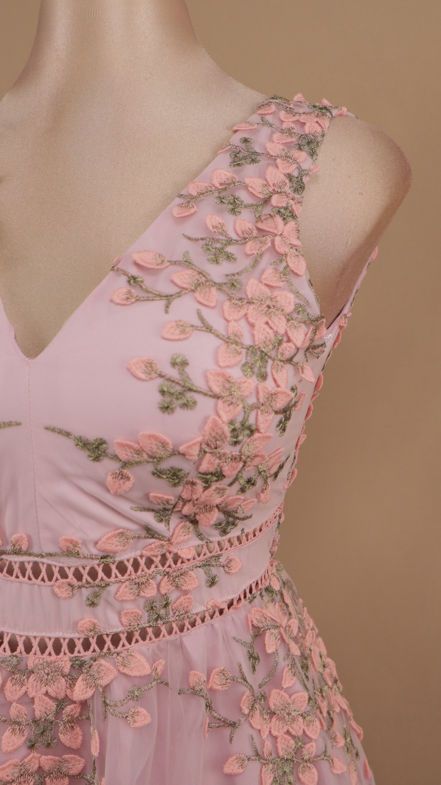 Vestido maxi con bordado y escote en V