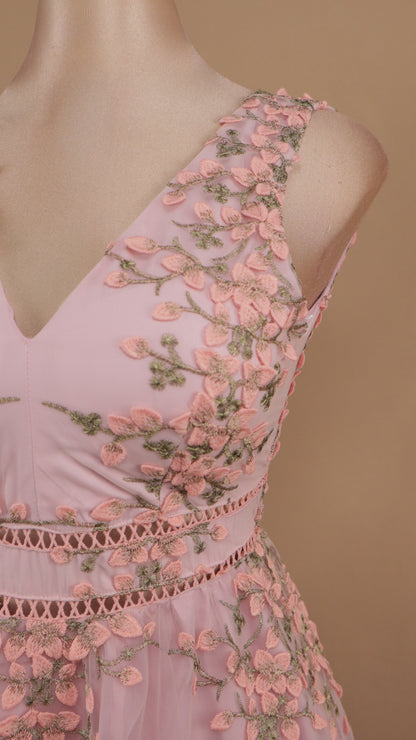 Vestido maxi con bordado y escote en V