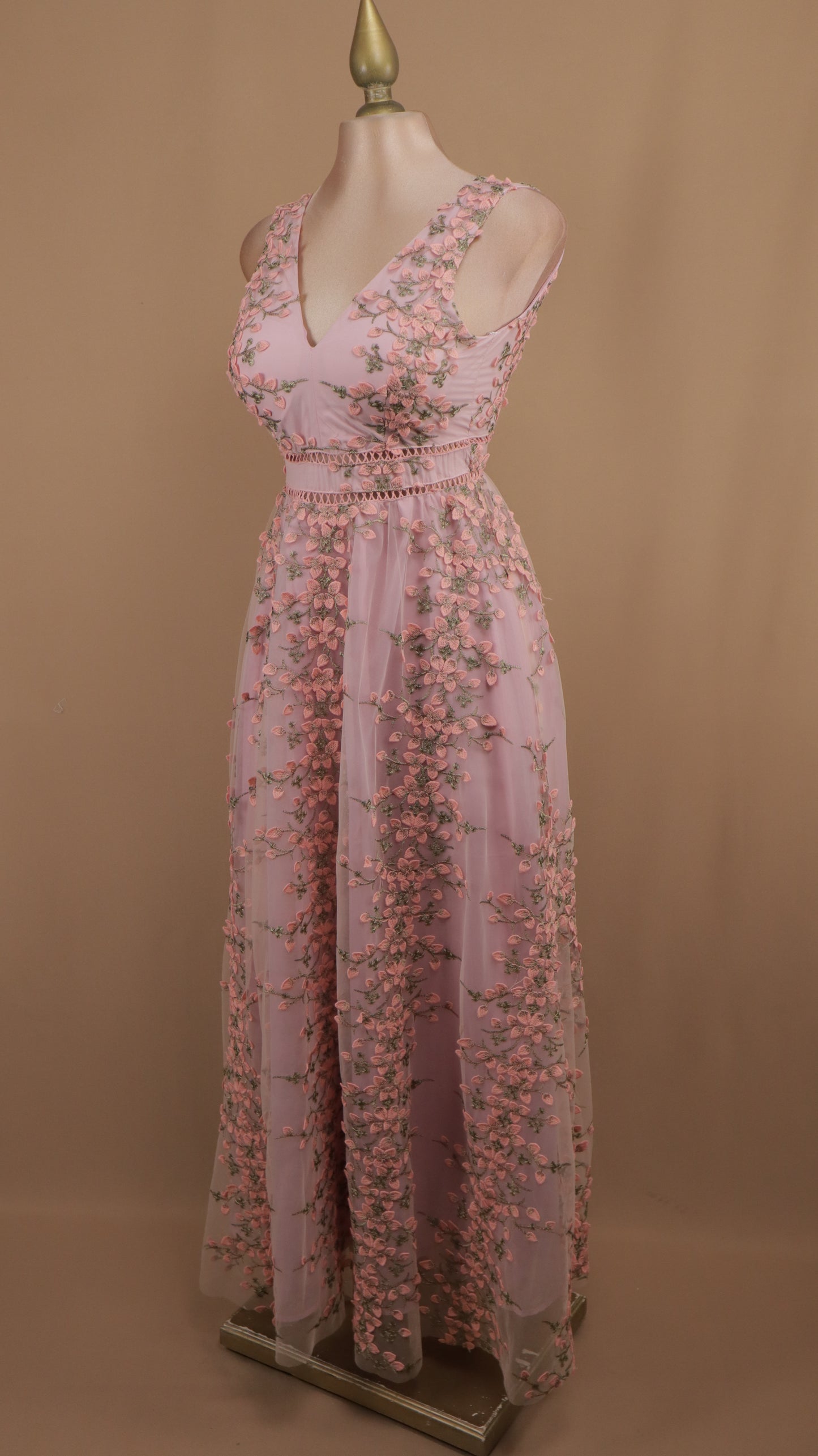 Vestido maxi con bordado y escote en V