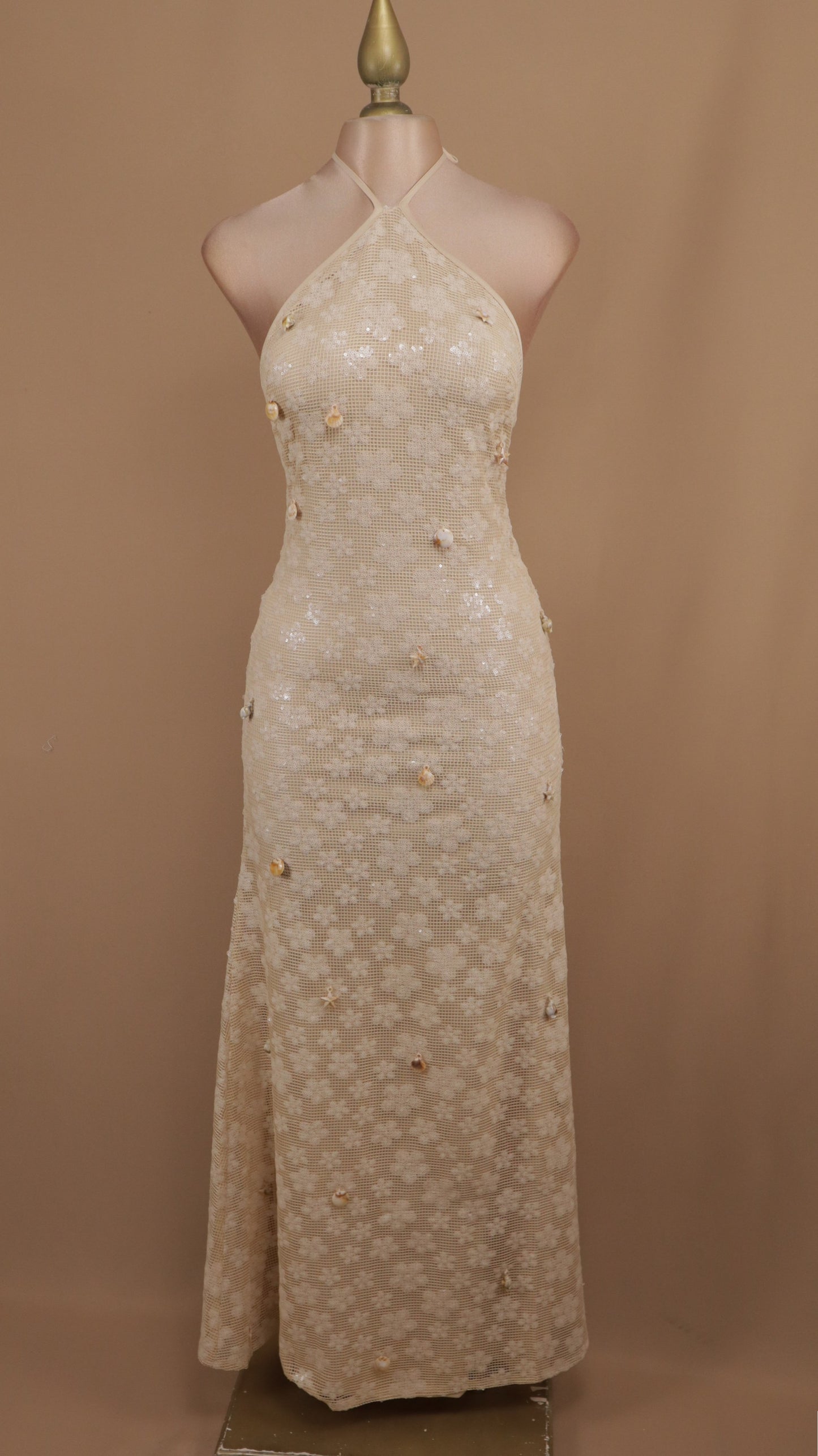 Vestido largo cuello halter con maya y piedras del mar