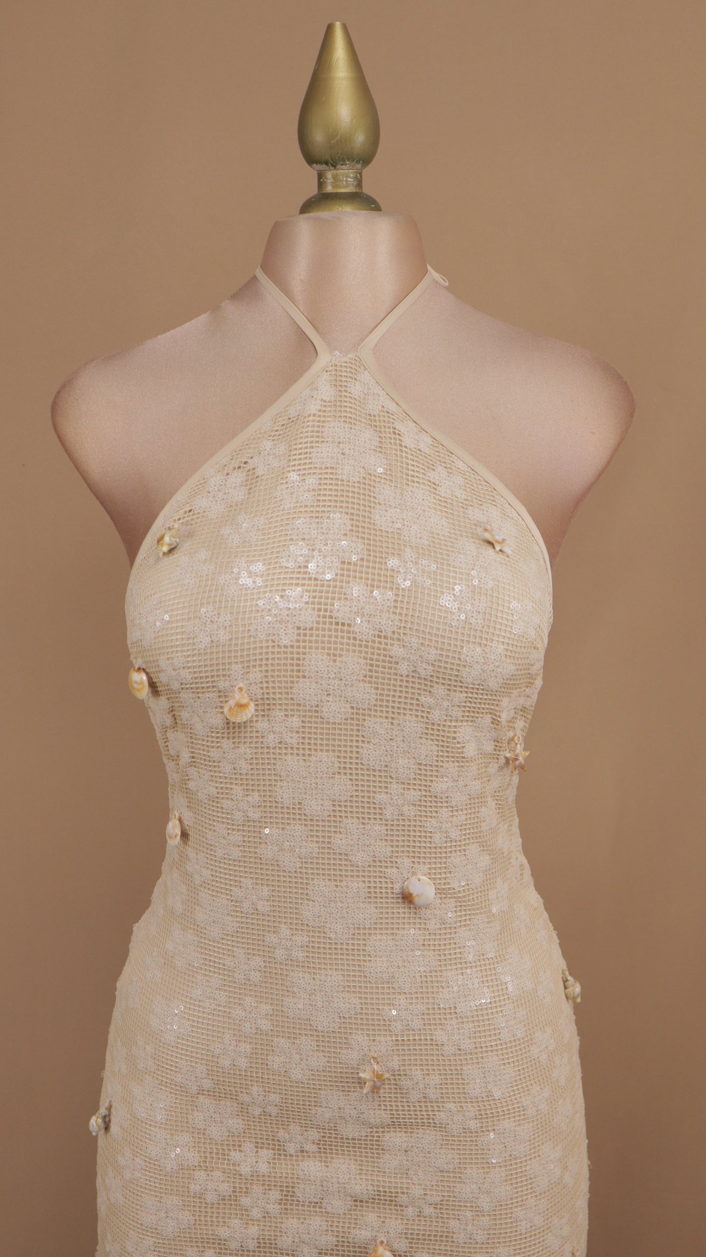 Vestido largo cuello halter con maya y piedras del mar