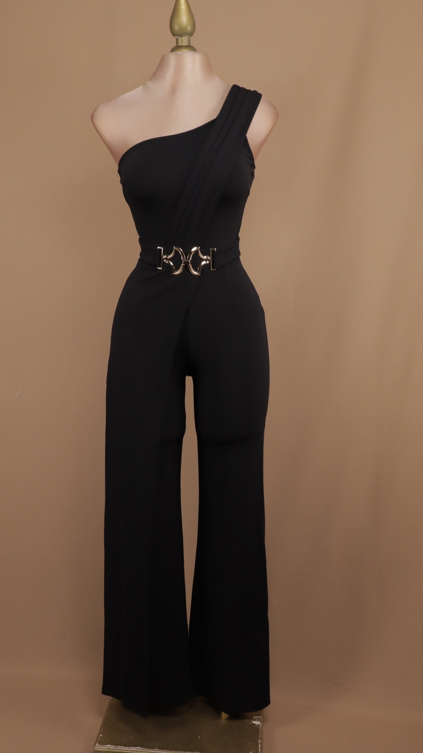 Palazzo asimétrico con hebilla dorada