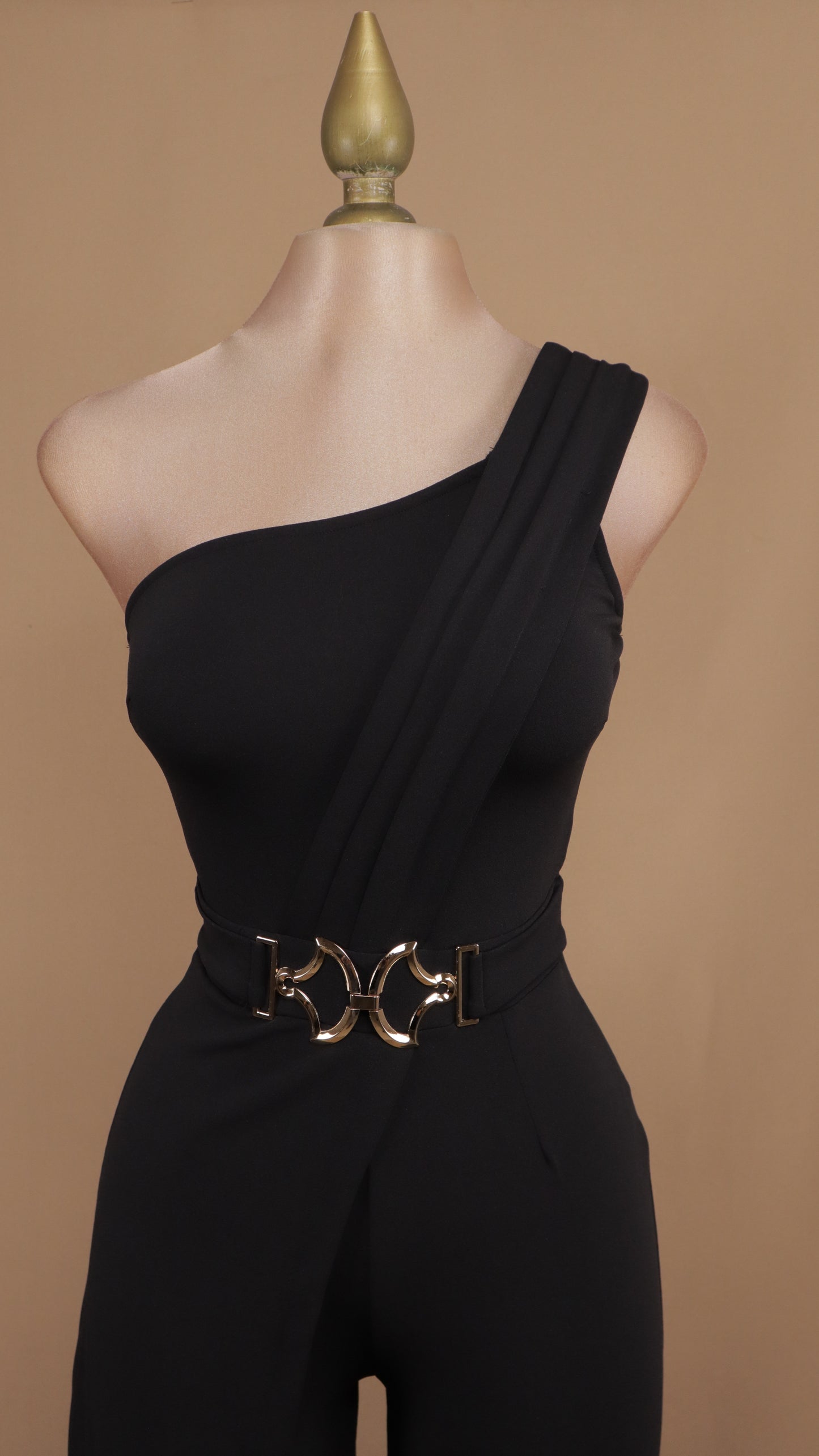 Palazzo asimétrico con hebilla dorada